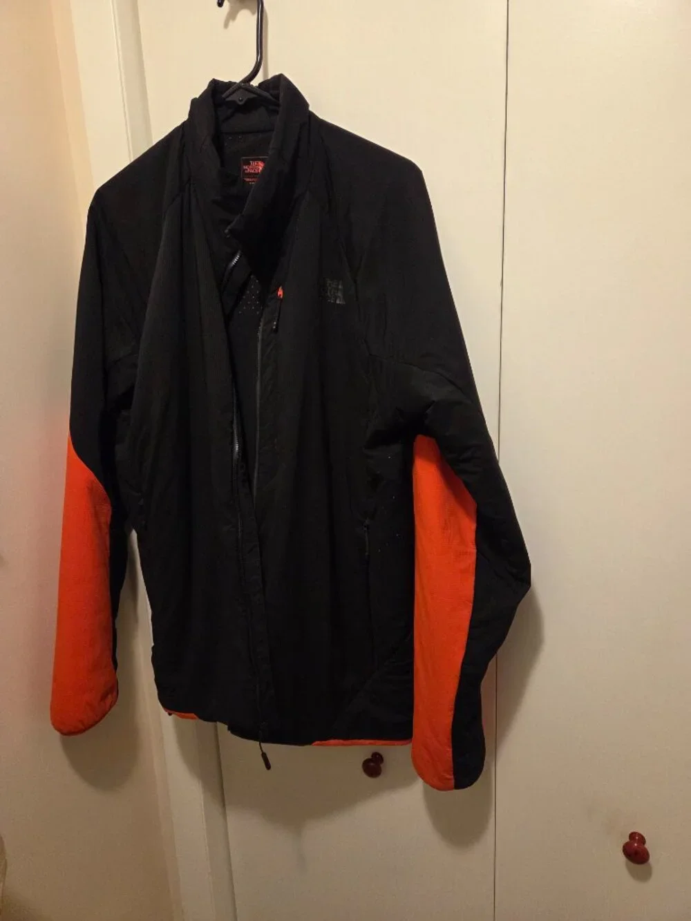 The North Face Men's Insulated Ventrix Jacket, Size large, color black and red
